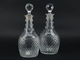 paire de carafes en cristal taillé avec bouchons