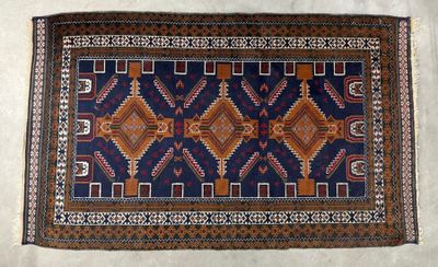 Tapis rectangulaire en laine à décor de motifs géométriques …