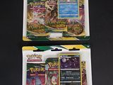 deux paquets de cartes à collectionner Pokémon sur fond noir