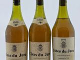 trois bouteilles de vin posées sur une table l'une à côté de l'autre