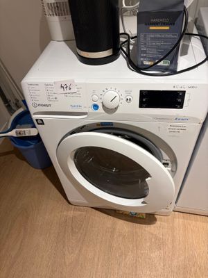 une machine à laver et un sèche-linge posés l'un à côté de l'autre sur le sol