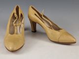 paire d'escarpins beiges pour femme, avec des boucles dorées sur le bout