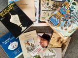 une pile de livres posés par terre