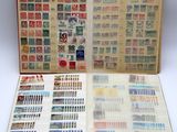 un livre ouvert avec des timbres sur une table