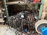 un tas de fils et d'autres équipements électriques dans une pièce