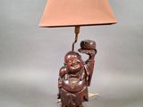 lampe avec une finition bronze et un abat-jour marron