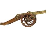 un vieux canon muni d'une roue en bois sur fond blanc