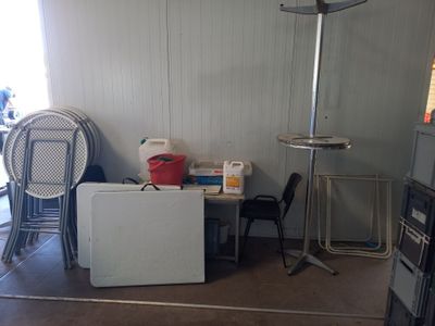 une photo d'une pièce avec un réfrigérateur, une chaise et une table