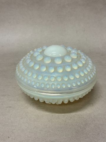 SAUMONT.  Bonbonnière en verre opalescent moulé pressé à décor de