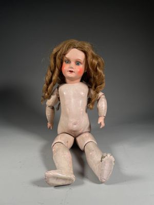 POUPEE articulée, cheveux bouclés longs