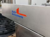 une machine sur laquelle se trouvent de nombreux disques noirs