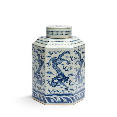 un vase bleu et blanc orné d'un dragon