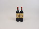 deux bouteilles de vin posées sur une table blanche