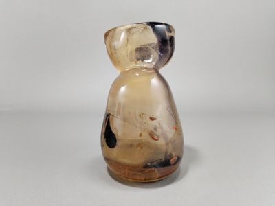 Vase à col resserré en verre fumé à décor de coulures brunes…