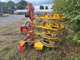une photo d'une machine posée dans l'herbe