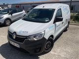 une camionnette blanche garée dans un parking