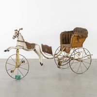 Tricycle ancien ou vélo tiré par un attelage, en bois et mét… (photo 2)