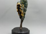 statue en bronze représentant une femme tenant un éventail, posée sur un socle en marbre