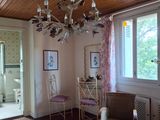 un lit et une chaise dans une pièce avec un lustre