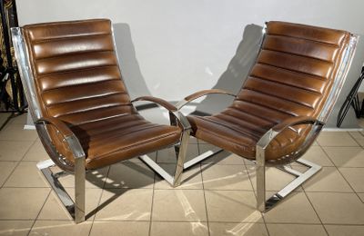 paire de fauteuils de salon en cuir marron avec des pieds en acier chromé