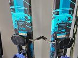 deux paires de skis posées par terre