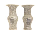 deux vases posés côte à côte sur une surface blanche