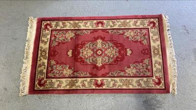 un gros plan sur un tapis rouge posé au sol
