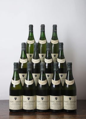 un lot de bouteilles de vin posées sur une table en bois