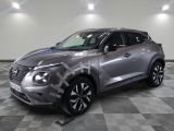 La Nissan argentée s'avance vers la caméra sur un sol en damier