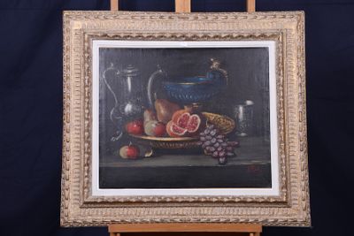 une peinture représentant une nature morte avec des fruits, posée sur un chevalet