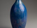 un vase bleu posé sur une table