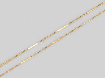 une paire de colliers à chaîne en or