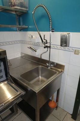 un évier et un micro-ondes dans une petite cuisine