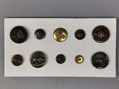 un gros plan sur un tableau blanc sur lequel sont posées plusieurs pièces de monnaie