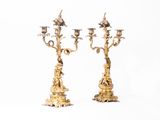 paire de chandeliers anciens en laiton, ornés de personnages et de fleurs