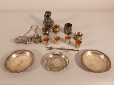 beaucoup d'objets en argent qui se trouvent sur la table