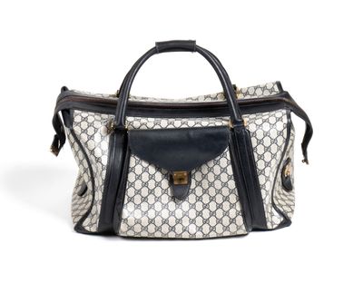 un sac à main blanc et noir avec une poignée noire sur fond blanc