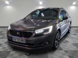 la voiture grise est garée dans le garage sur le sol en damier