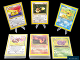 Quatre cartes Pokémon différentes sont représentées sur un fond noir.
