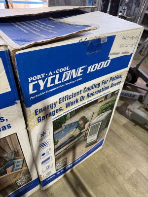 Dans un magasin, deux boîtes sont empilées l'une sur l'autre.