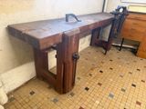 un banc en bois dans un coin d'une pièce au sol carrelé