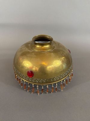 vase plaqué or orné de perles rouges et blanches sur le dessus