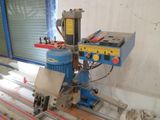 une image d'une machine qui travaille sur un morceau de bois