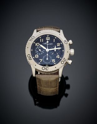 gros plan d'une montre sur une surface noire avec un fond noir