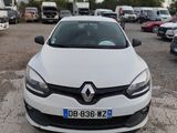 la photo d'une voiture blanche garée dans un parking