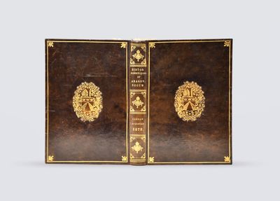 un vieux livre orné d'un emblème doré sur la couverture