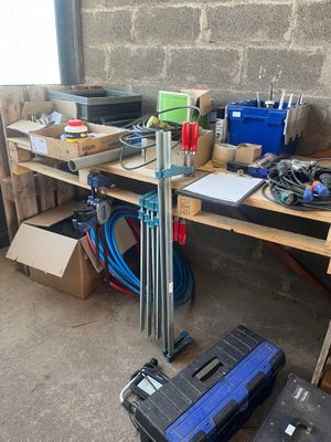 un établi avec des outils dans un garage