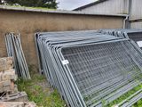 un tas de clôtures métalliques devant un bâtiment