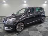 la photo d'une voiture noire garée sur un sol en damier