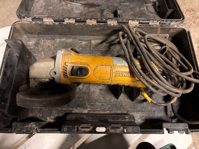 DEWALT D28151 – Meuleuse filaire. Démarre. Visite-le Lundi 24 nov...